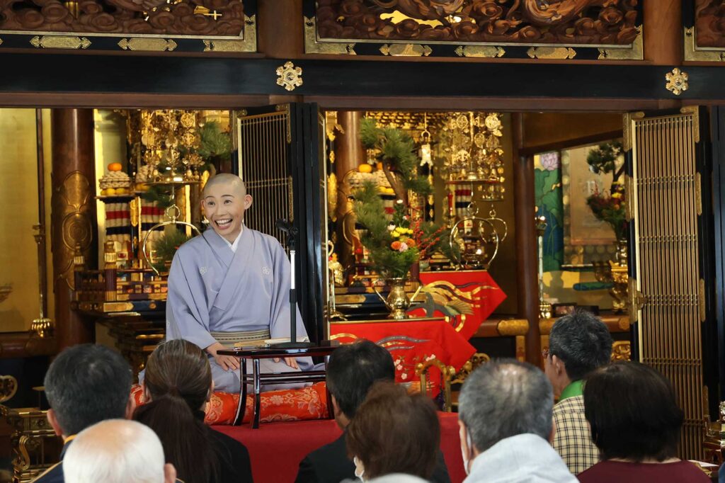 西来寺 報恩講の記念講演 露の団姫師