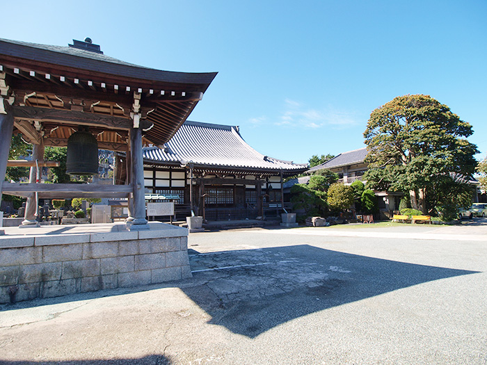 西来寺の梵鐘と本堂